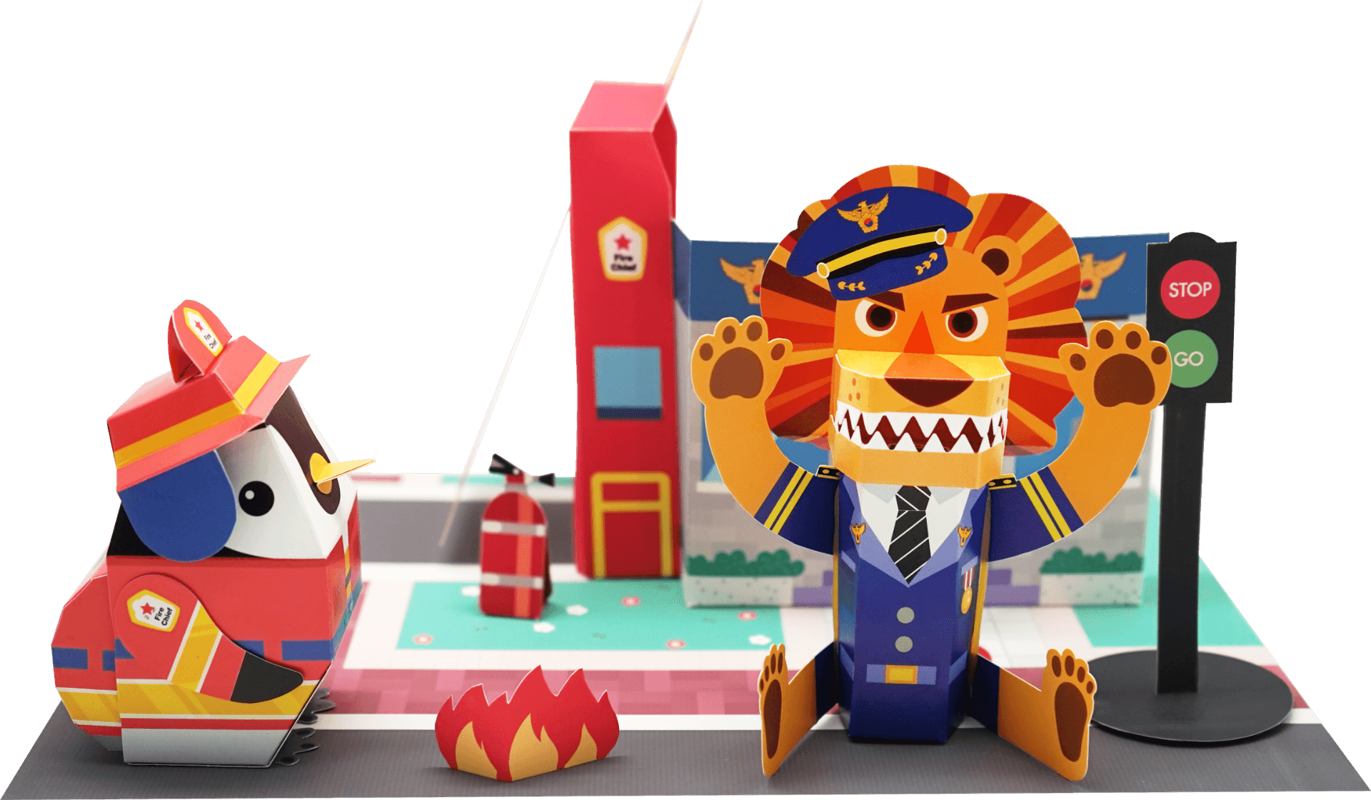 Fire Chief 헬멧을 쓴 펭귄 소방수와 갈기를 활짝 편 사자 경찰관을 정면에서 잡은 컷, 앞쪽에 종이 불꽃과 소화기